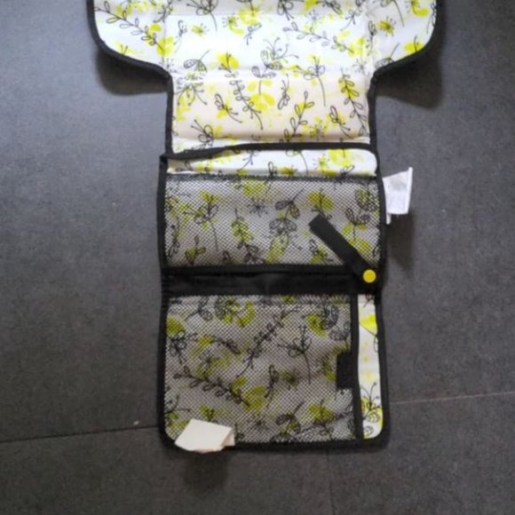 Munchkin Portable Diaper Travel Changing Pad Wipes - Picture 3 of 5